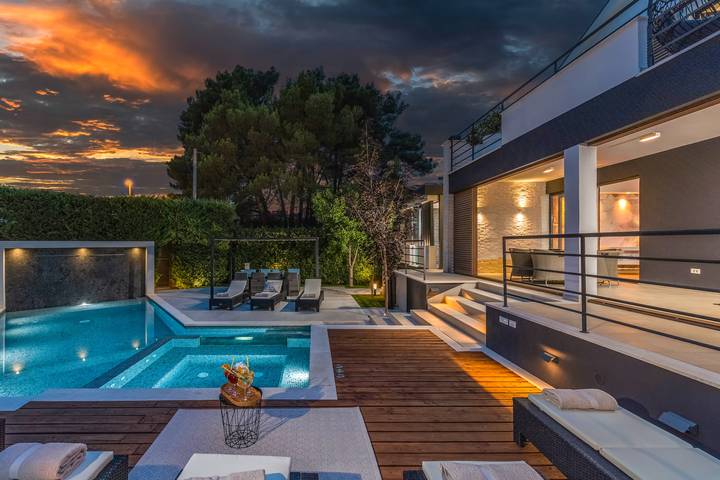 Ferienhaus für 14 Personen, mit Balkon und Garten sowie Whirlpool, kinderfreundlich in Zadar (Kommun) - 4