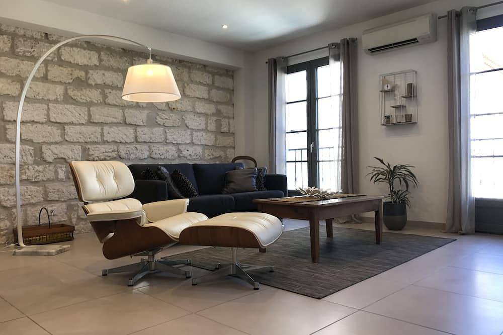 House With Patio & Pool In The Heart Of The Ramparts! in Aigues-Mortes, Côte d'Améthyste