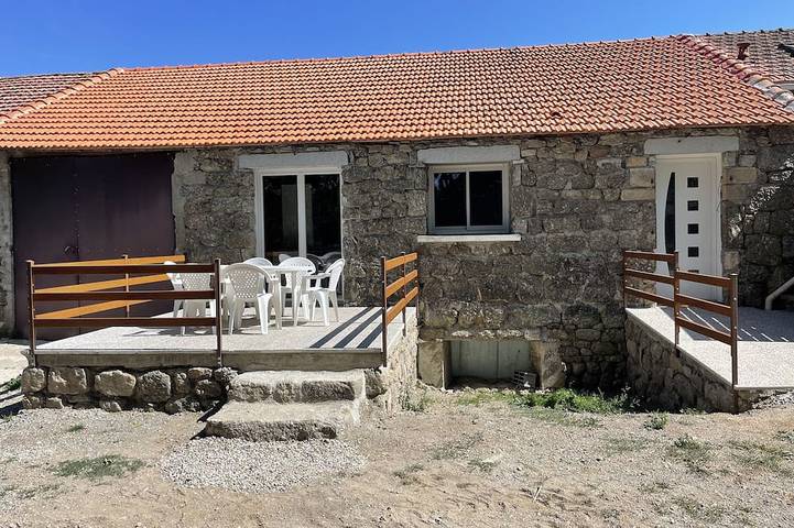 Gîte pour 4 personnes, avec jardin à Rocles (Languedoc-Roussillon)