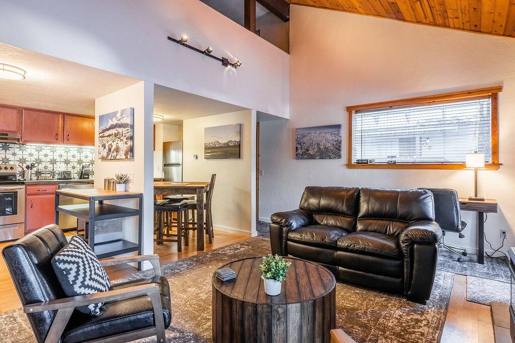 Ganze Wohnung, New Listing Updated 1 Bed and Loft 2 Full Bath La Residence Iv N7 Sleeps 4 and Steps to Free Shuttle in Mammoth Lakes, Mammoth Mountain