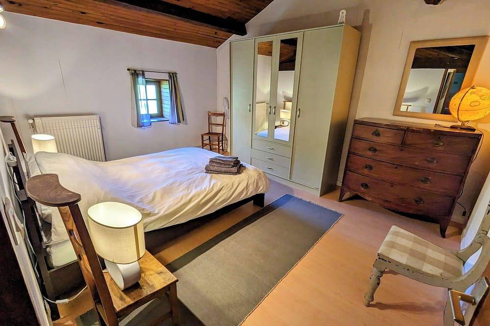 3 double bed house - unspoilt valley views & 10 minutes walk to town in Charroux, Vienne (France)