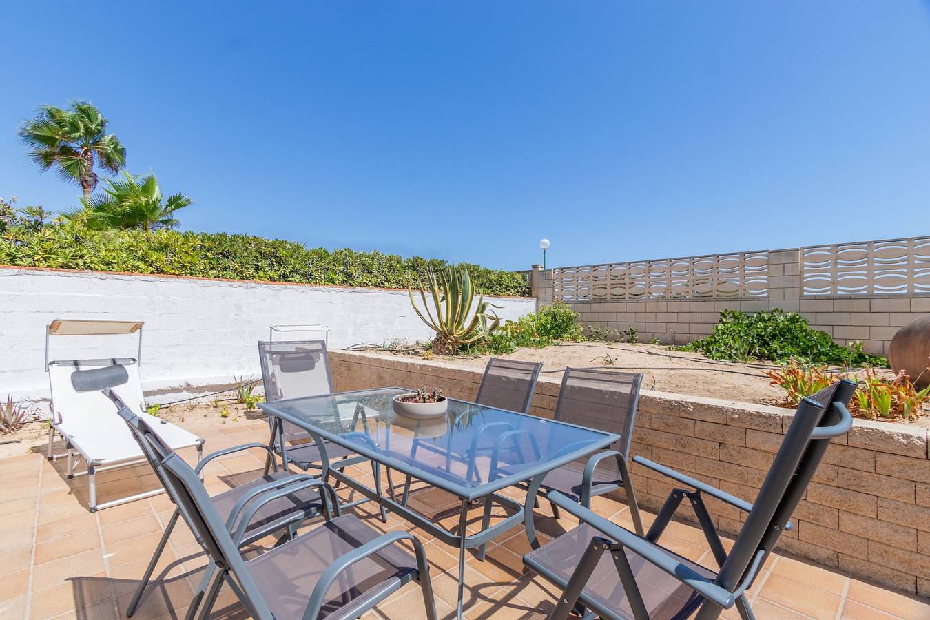 Apartamento entero, Apartamento Pie de Playa con terraza, jardín compartido y Wi-Fi in Oliva, Costa de Valencia