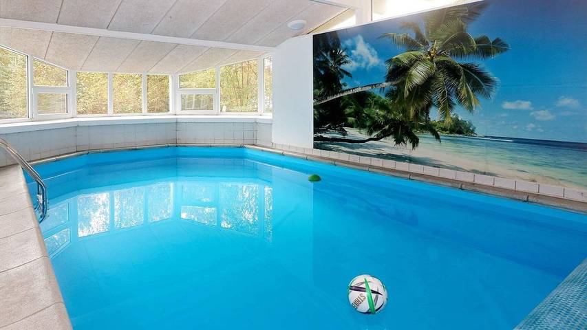 Ferieudlejning for 8 personer, med terrasse og pool såvel som jacuzzi og sauna i Helberskov