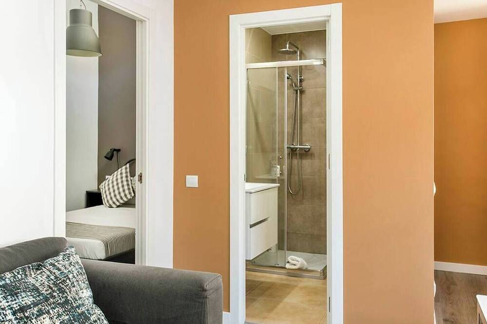 Apartamento entero, Apartamento elegante y lujosamente diseñado en su interior, perfecto para aquellos que buscan lo más refinado de la vida. in Hospitalet de Llobregat, Barcelonés