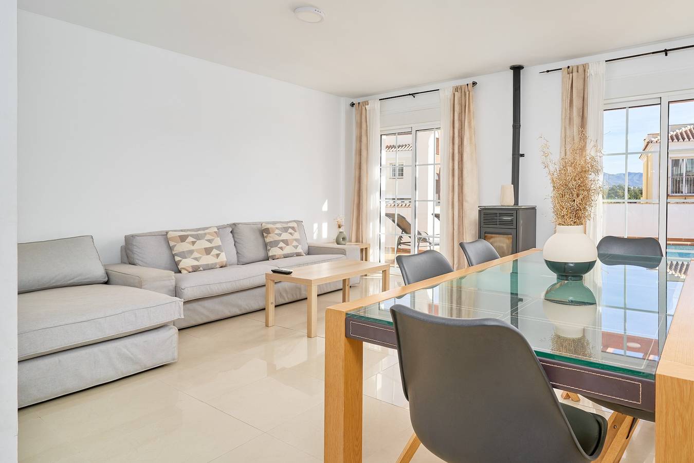 Villa 'Bianca' with Sea Views, Wi-Fi, and Air Conditioning in Urbanization Tropicana, Nerja