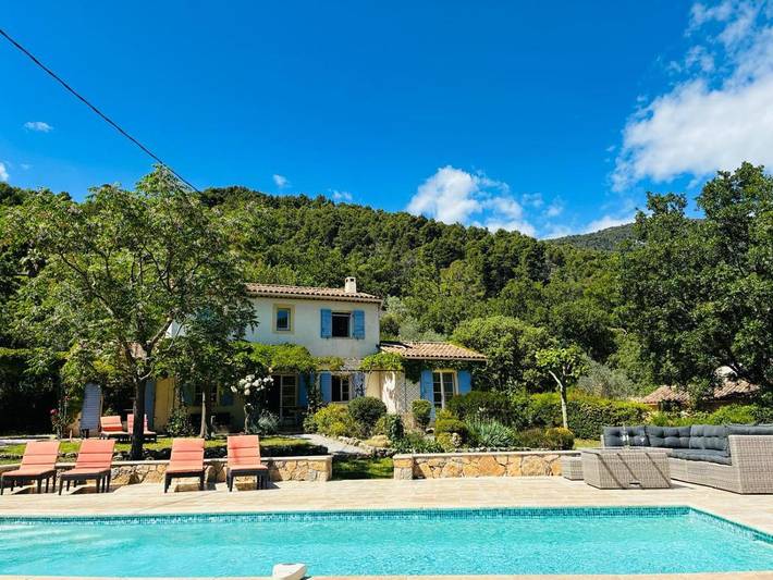 Location de vacances pour 10 personnes, avec Terrasse et Jardin ainsi que Piscine et Vue à Bargemon