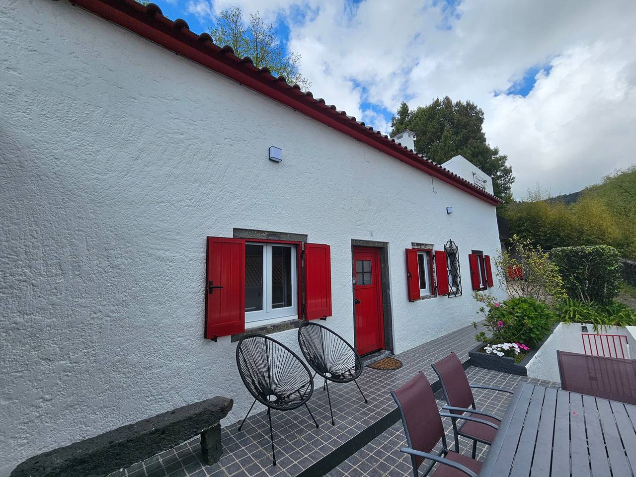Holiday Home 'Paradise House Furnas' with Mountain View, Private Terrace and Wi-Fi in São Miguel Island, Furnas