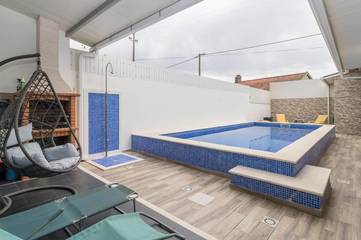 Gîte pour 10 personnes, avec vue ainsi que terrasse et piscine dans Chouto