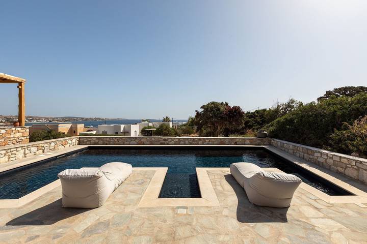 Villa for 8 people, with yard and balcony in Paros
