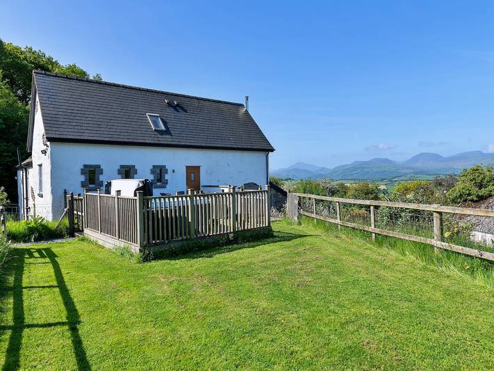 Holiday rental for 7 people, with garden and terrace as well as hot tub in Snowdonia
