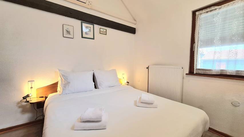 Gîte pour 2 personnes, avec jardin ainsi que piscine et terrasse, animaux acceptés