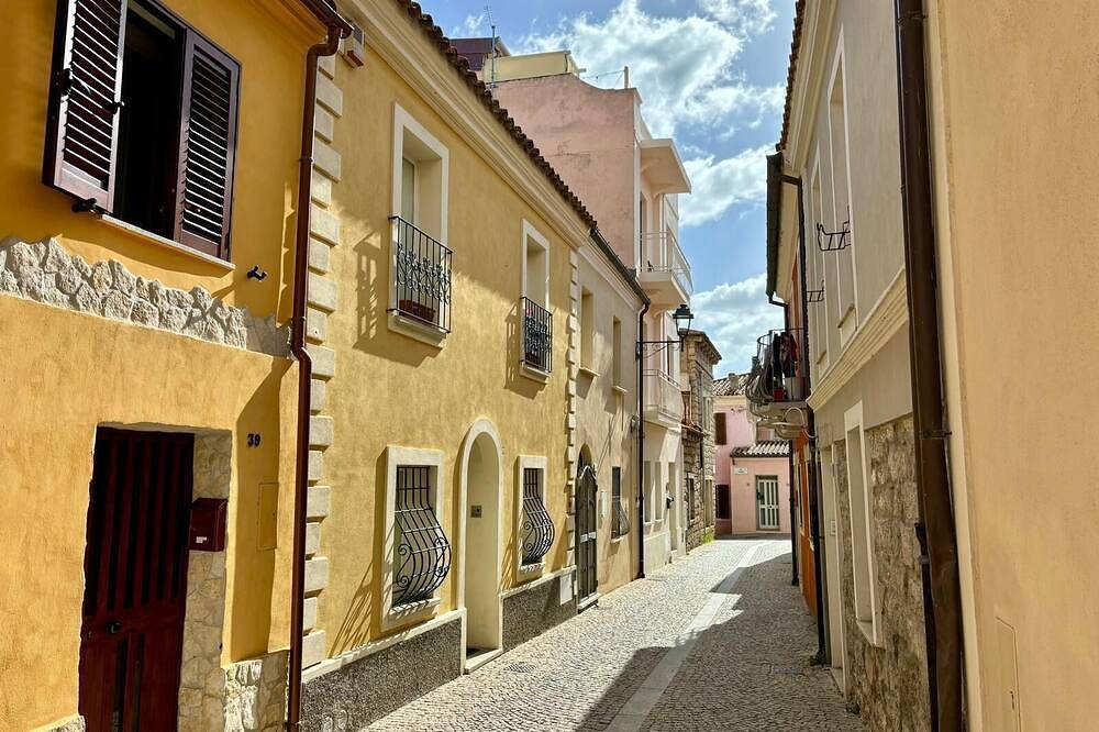 Luxury 2 Bedroom Spacious Townhouse in Olbia's Historical Center - Best Location in Terranoa/Olbia, Olbia