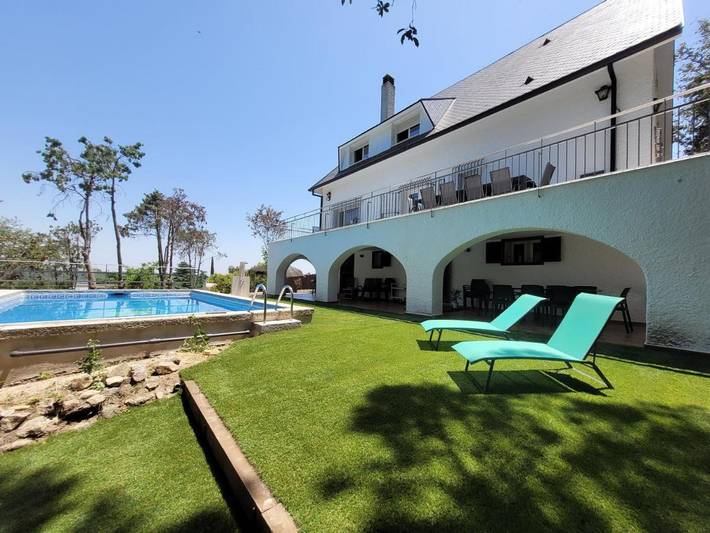 Casa de vacaciones para 15 personas, con jardín además de vistas y piscina - 1