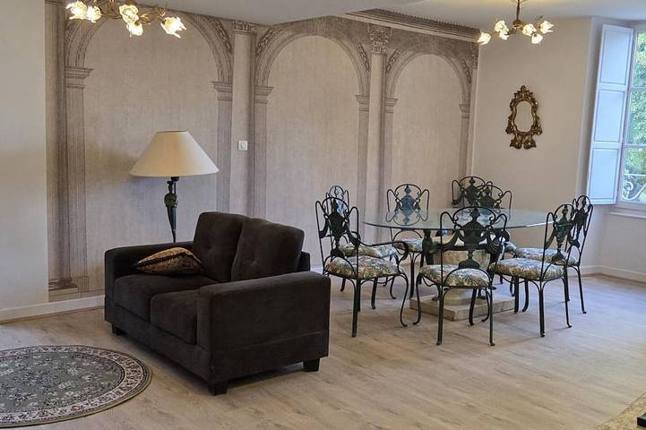Gîte pour 6 personnes, avec jardin dans Louchy-Montfand