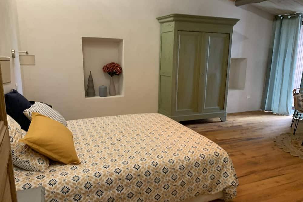 Maison Village Typique et Grand Patio Pour 4 Personnes in Allègre-les-Fumades, Région d'Alès
