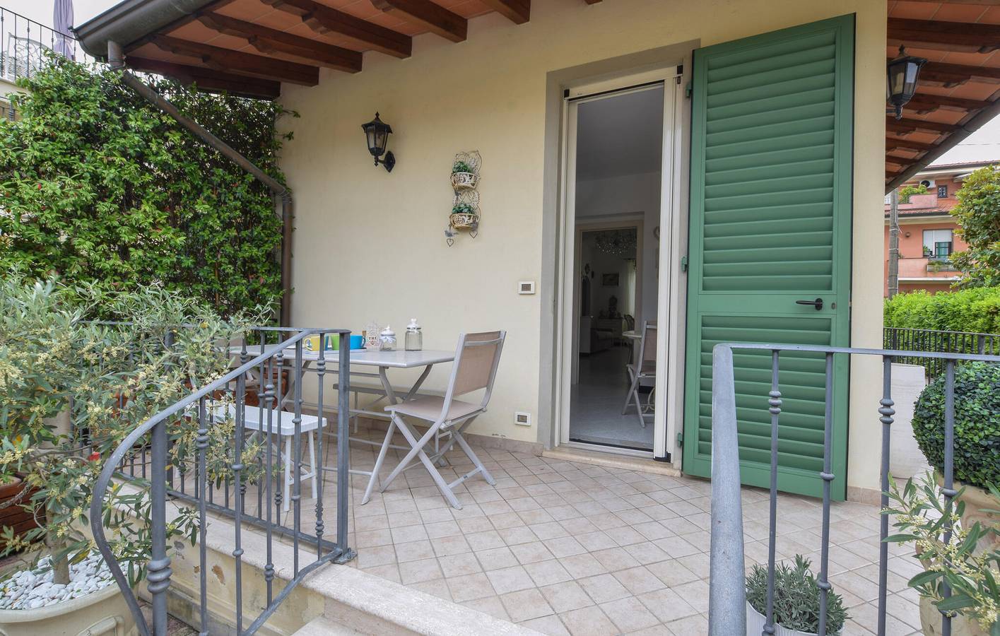 Entire holiday apartment, Cozy 90m² Apt with AC, Pool, Parking, Garden & Internet in Camaiore, Italian Riviera