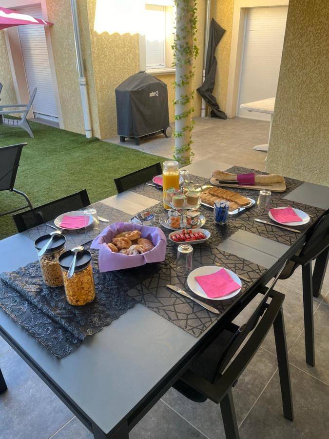 Location de vacances pour 8 personnes, avec terrasse et piscine ainsi que vue et jardin à Crêches-sur-Saône - 3