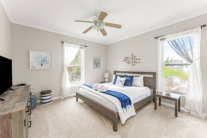 Vacation house for 10 people, with hot tub and balcony as well as yard in Tybee Island