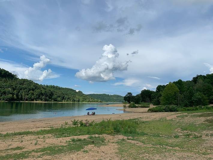 Log cabin for 6 people, with yard in Lake Cumberland