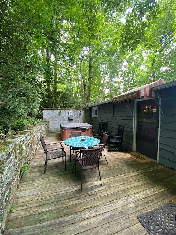 Quaint cottage w/hotub & firepit-2 min -downtown Blowing Rock-pet friendly in Blue Ridge Parkway, Blowing Rock