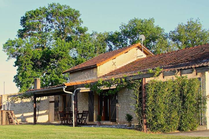 Gîte pour 4 personnes, avec jacuzzi et jardin à Saussignac