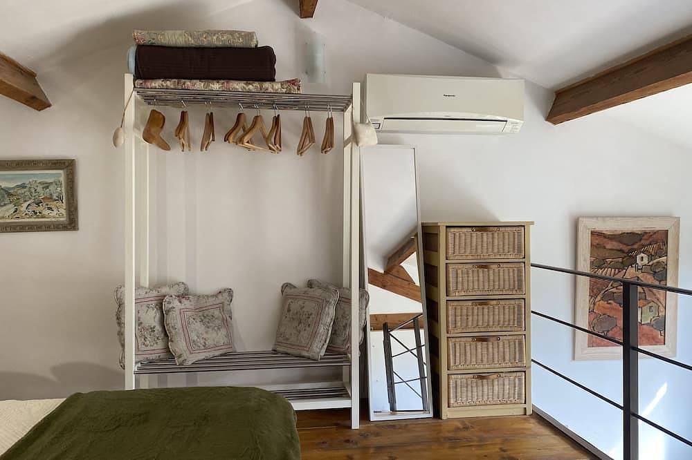 Appartement dans mas Provençal avec  piscine in Grans, Côte méditerranéenne (France)