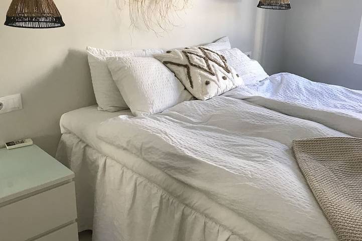 Ganze Wohnung, Erste Linie, Meerblick von Terrasse, Pool, Garten, Stadtmitte & 15m zum Strand! in Playa Carabeíllo, Nerja