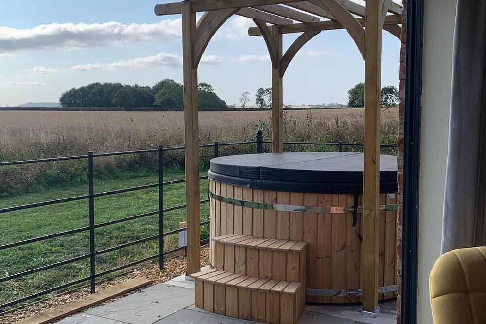 Peaceful Countryside Retreat in Northamptonshire with Wood Fired Hot Tub in Northamptonshire