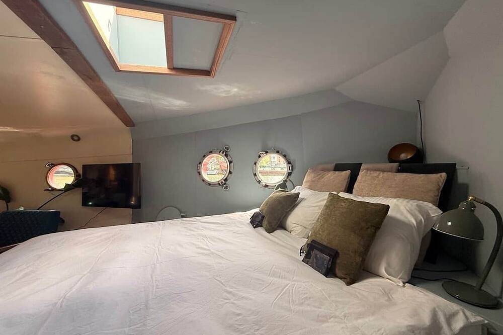Luxurious boutique houseboat - Forepeak Suite in Costa Holandesa