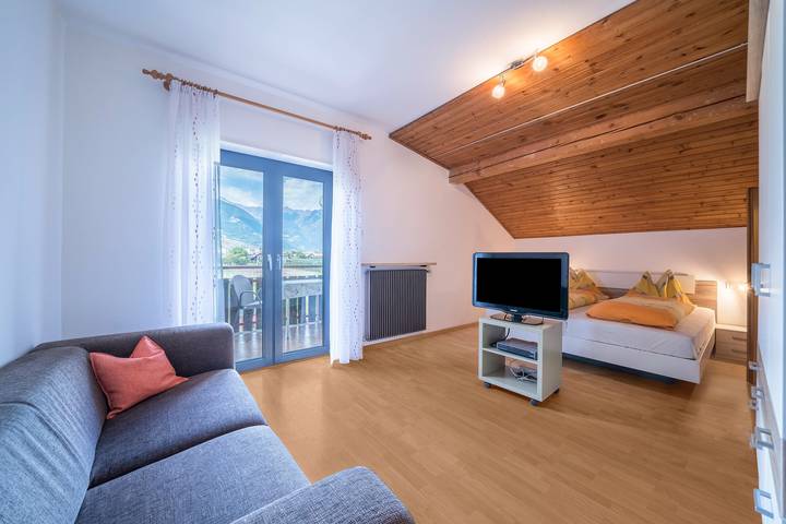 Apartamento inteiro, Apartamento "Tschigat Leilichhof" com vista para a montanha, Wi-Fi, varanda e jardim in Lana di Mezzo, Lana