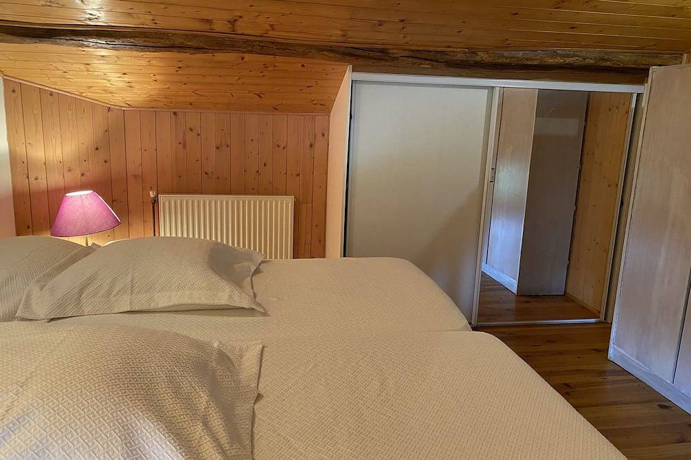 Bed and breakfast in restored Gascon house 2 km from shops. in Ornézan, Gers