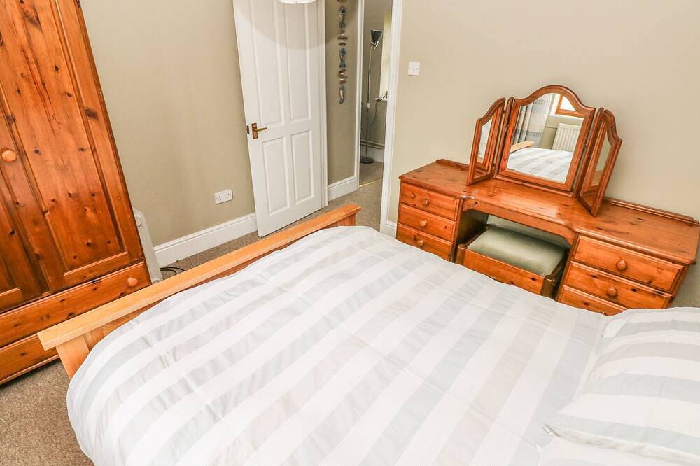 Foxglove Cottage, family friendly, with open fire in Little Haven in Little Haven, Pembrokeshire
