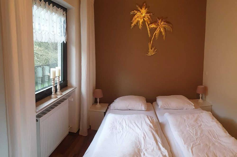 Large Apartment in the Vulkaneifel located on a mountain!!! Up to 12 people Middle in Mürlenbach, Vulkaneifel