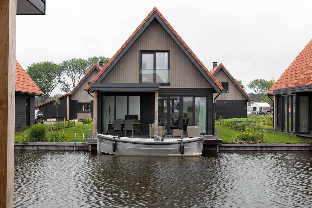 Grachtenvilla met terras in Ossenzijl, Nationaal Park Weerribben-Wieden