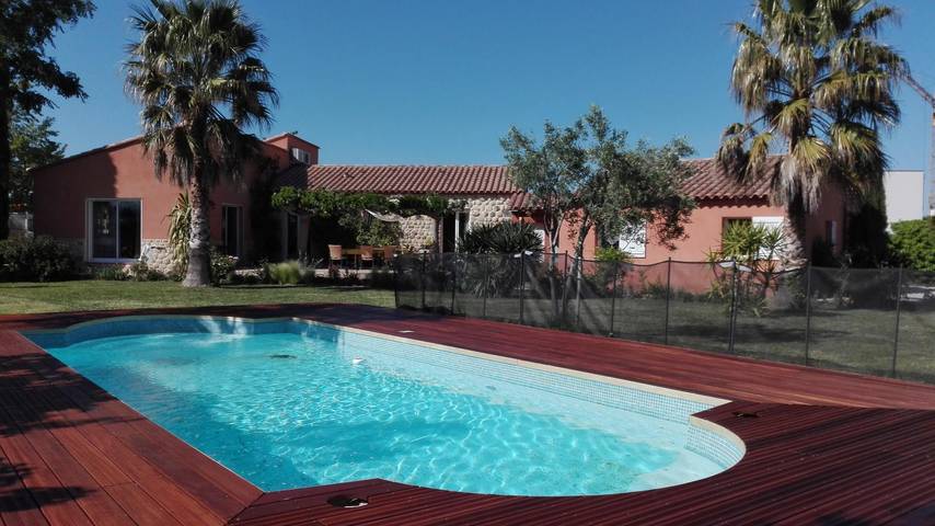 Gîte pour 4 personnes, avec Terrasse ainsi que Jardin et Piscine