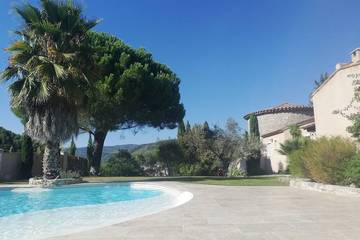 Gîte pour 8 personnes, avec jacuzzi ainsi que jardin et terrasse à Solliès-Ville