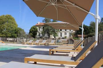 Gîte pour 20 personnes, avec terrasse ainsi que jardin et piscine à Servanches