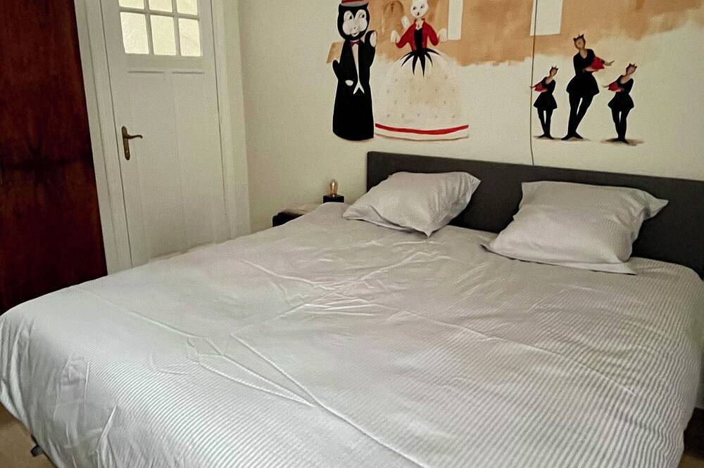 In hartje Ieper een karaktervol herenhuis.\neen vakantiewoning met een verhaal ! in Ieper, West-Vlaanderen