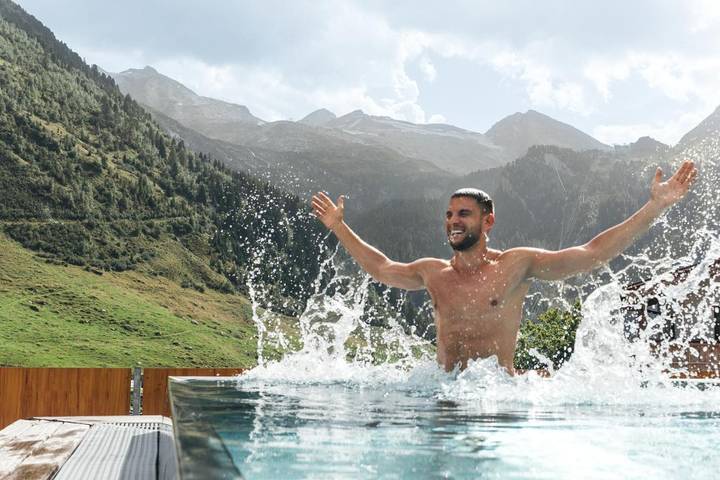 Hotel, mit Balkon und Terrasse sowie Whirlpool und Garten