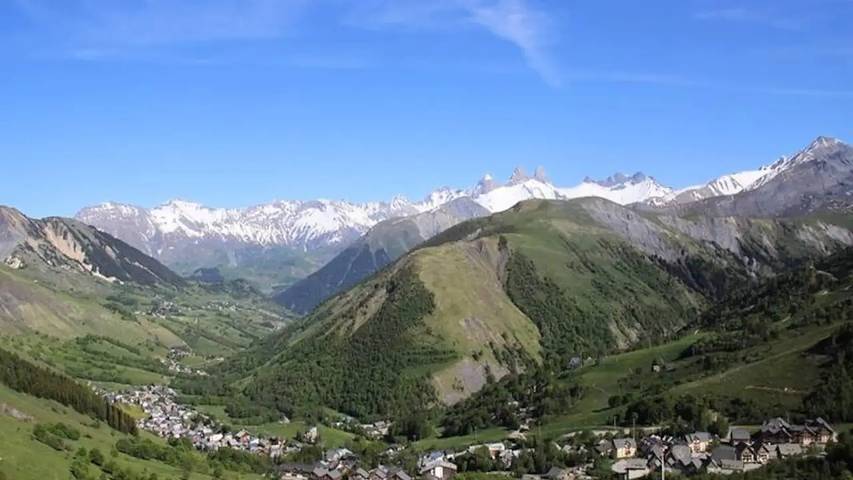 Gîte pour 5 personnes, avec piscine dans Office De Tourisme De Saint Sorlin D Arves