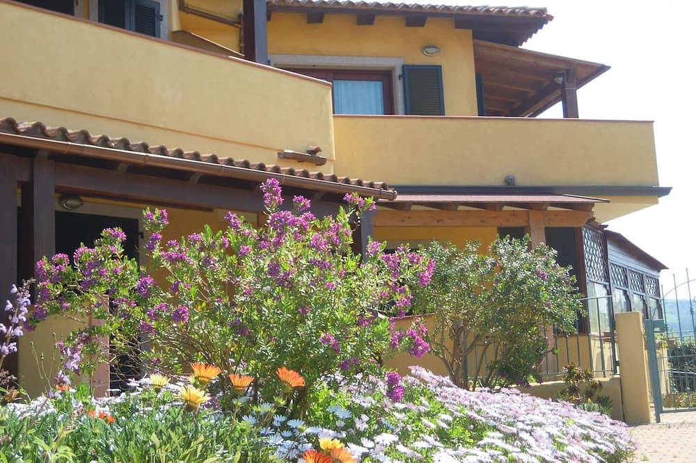 Appartamento intero, Attico con Veranda e Vista Golfo: Tramonti esclusivi a Portata di Mano-Wifi free in Lu Bagnu, Castelsardo