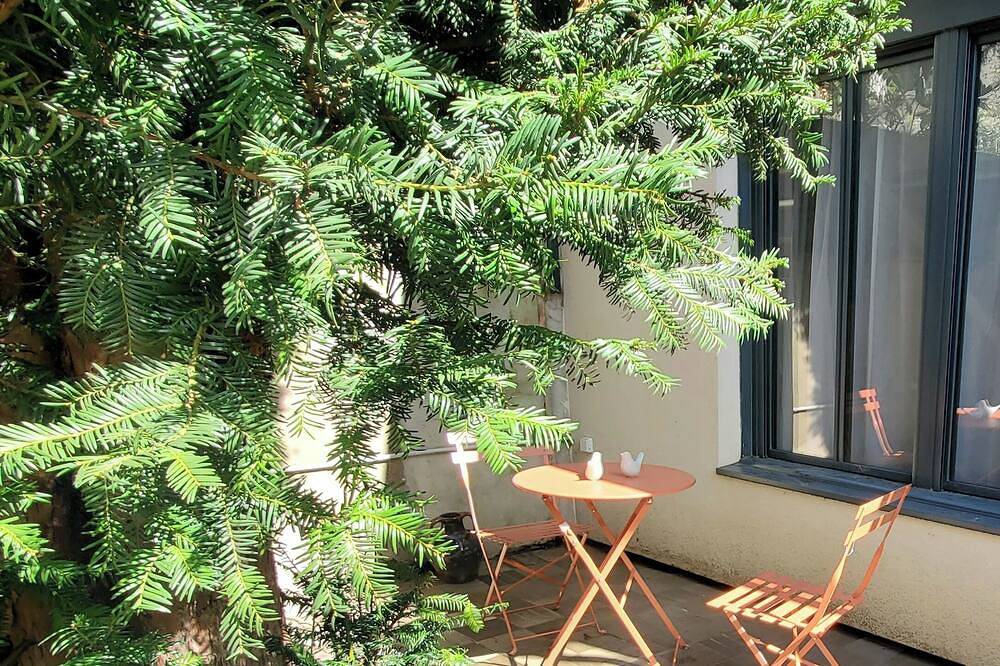 Entire apartment, Small loft and terrace in Le Lilas, 4 minutes from the Serge Gainsbourg metro station on line 11 in Les Lilas, Seine-Saint-Denis