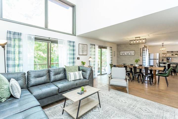 Vacation rental for 18 people, with balcony and hot tub as well as pool, with pets in Massanutten