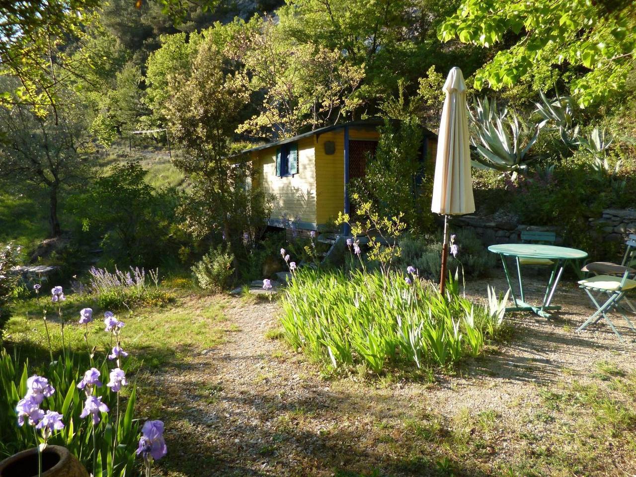 Apartamento vacacional entero, Tiny Home 'Roulotte De Veyronne' con vistas a la montaña y Wi-Fi in Aubres, Región de Nyons
