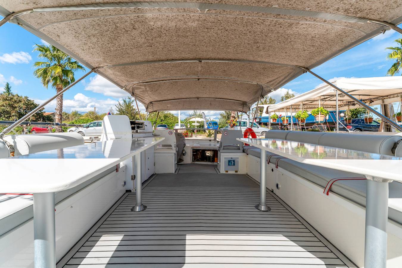 Bateau 'Pénichette Odyssey Croisières' avec vue sur le lac, terrasse privée et climatisation in Bellegarde, Région de Nîmes