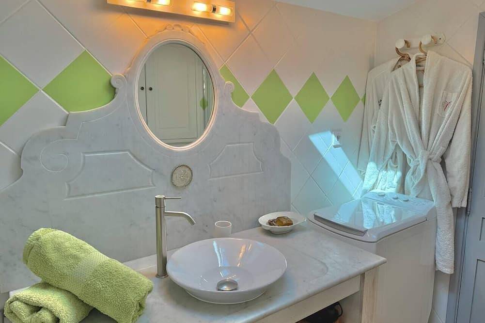 Entire apartment, Le Sainte-Victoire : Studio with beautiful terrace in the to in Aix-en-Provence, Aix-en-Provence region