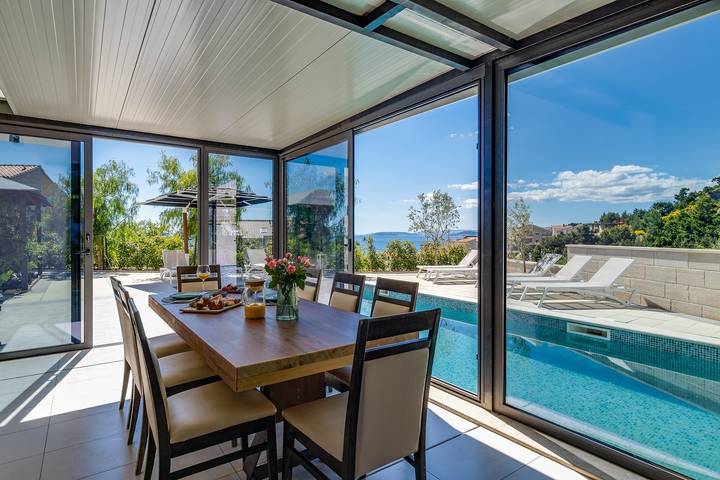 Luxusvilla Cecilia mit 4 Schlafzimmern mit Bad, 250 m vom Strand in Podstrana entfernt, max. 8 Personen in Podstrana, Split-Dalmatien
