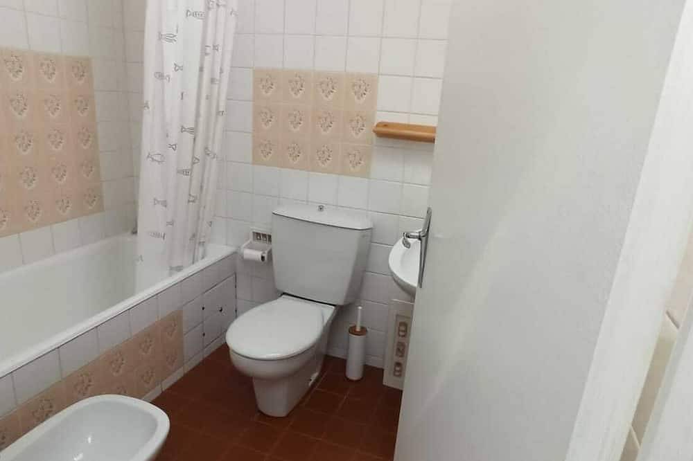 Charming, renovated fisherman's cottage in the heart of Ile Tudy, with a private courtyard in Île-Tudy, Côte de Cornouaille