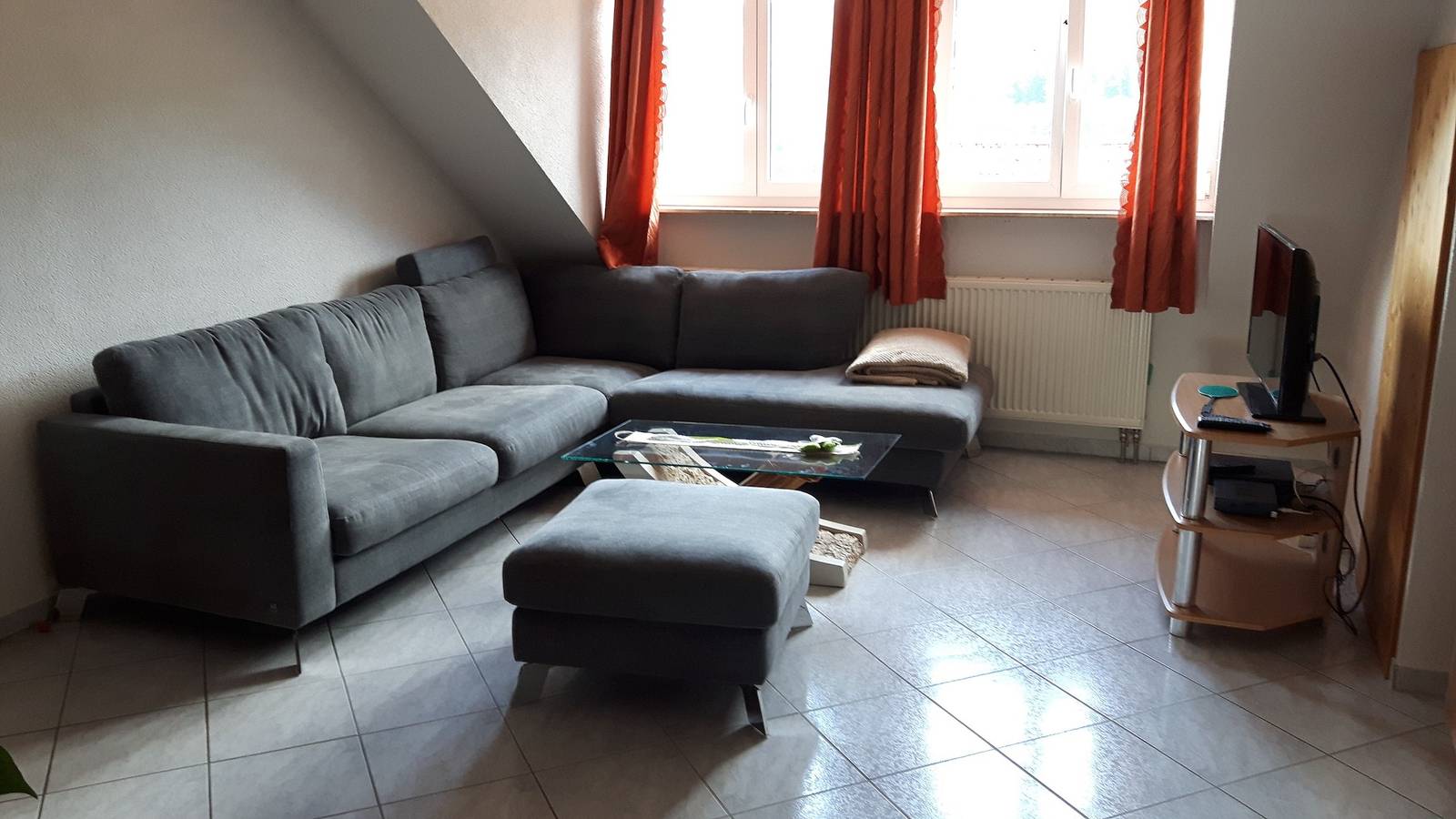 Ganze Wohnung, Idyllisch gelegene Ferienwohnung “Hermannshöhe Fewo 5” auf dem Bauernhof mit Gemeinschaftsgarten, Spielplatz, Terrasse, Grill, Wlan und Tv; Parkplätze vorhanden in Deggenhausertal, Region Bodensee-Oberschwaben