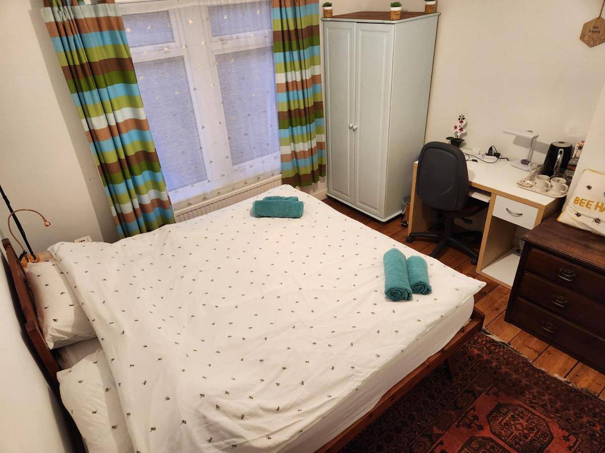 Single Room in Glastonbury, Somerset